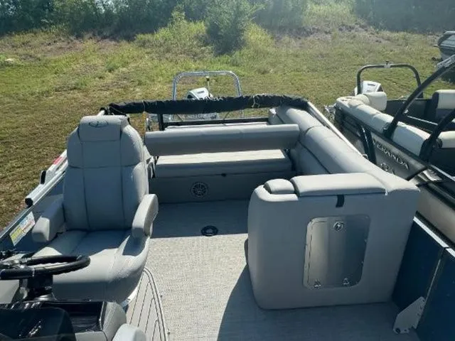 Slide: The Image of Veranda VR22VLB Deluxe Tri-Toon 2024 - 6