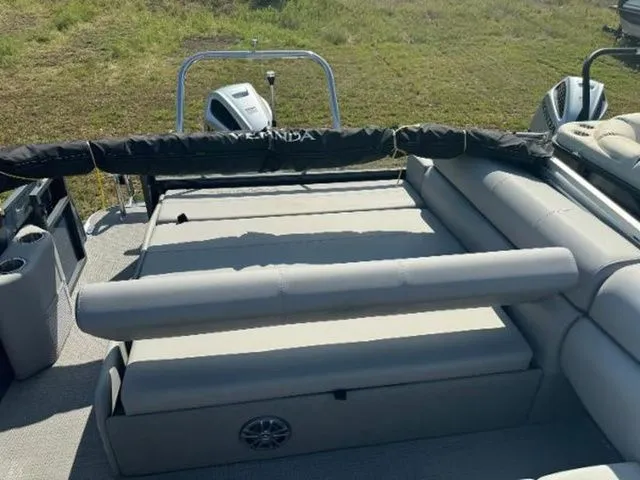 Slide: The Image of Veranda VR22VLB Deluxe Tri-Toon 2024 - 7