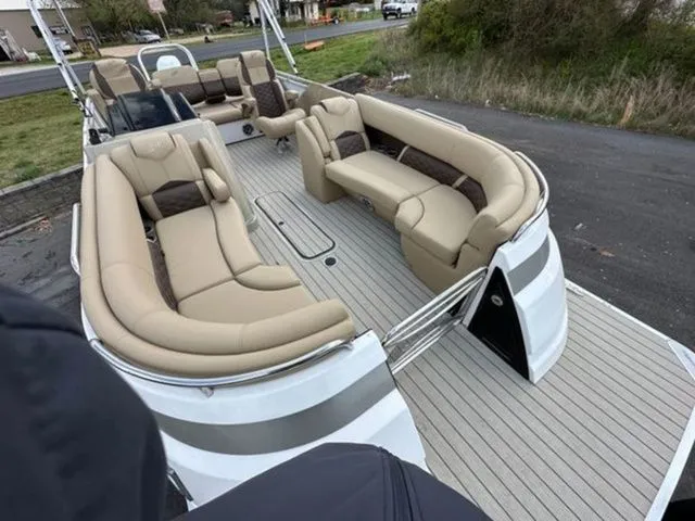 Slide: The Image of Silver Wave 2610 SW7 JS 2024 - 17