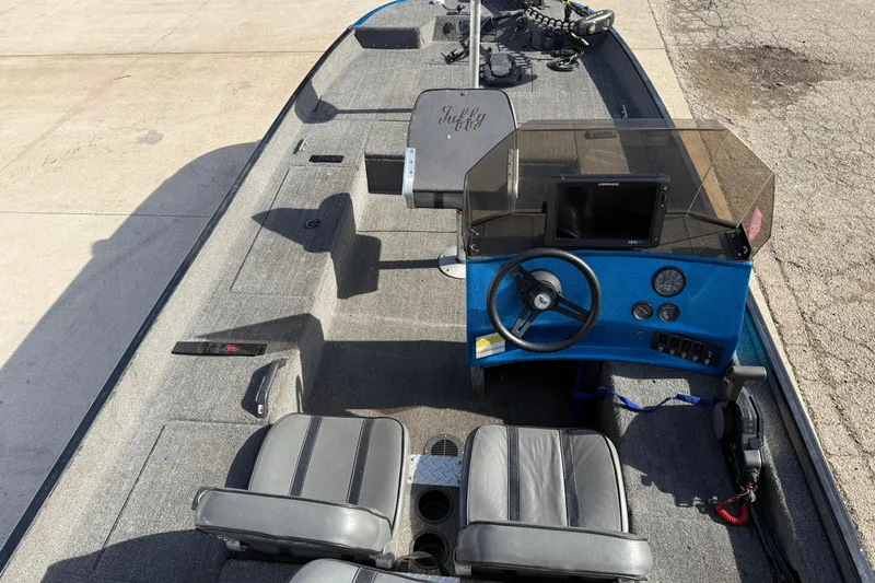 Slide: The Image of 1997 Tuffy 1700 ESOX MAGNUM fishing boat interior with steering console and seating. - 16