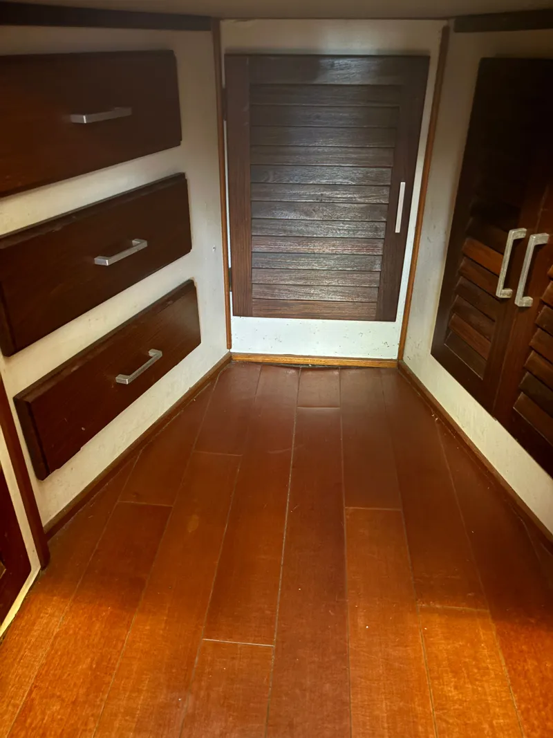 Slide: The Image of Mainship 34 Mark III 1983 - 53