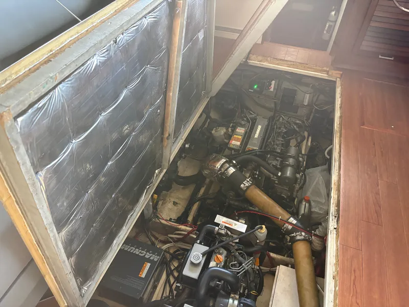 Slide: The Image of Mainship 34 Mark III 1983 - 61