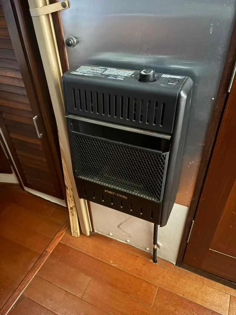 Slide: The Image of Mainship 34 Mark III 1983 - 69