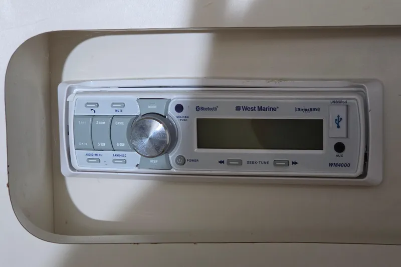 Slide: The Image of West Marine WM4000 stereo system on 1994 Sea Ray 400 Express Cruiser. - 13