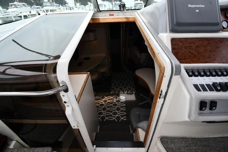 Slide: The Image of Interior view of 1994 Sea Ray 400 Express Cruiser cabin entrance. - 23