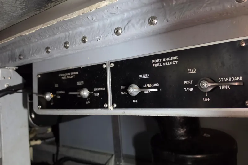 Slide: The Image of Sea Ray 400 Express Cruiser 1994 - 26