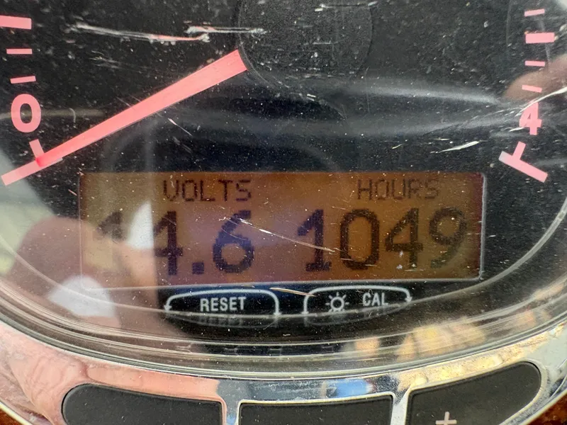 Slide: The Image of Meridian 459 Motoryacht 2007 display: 14.6 volts, 1049 hours. - 17