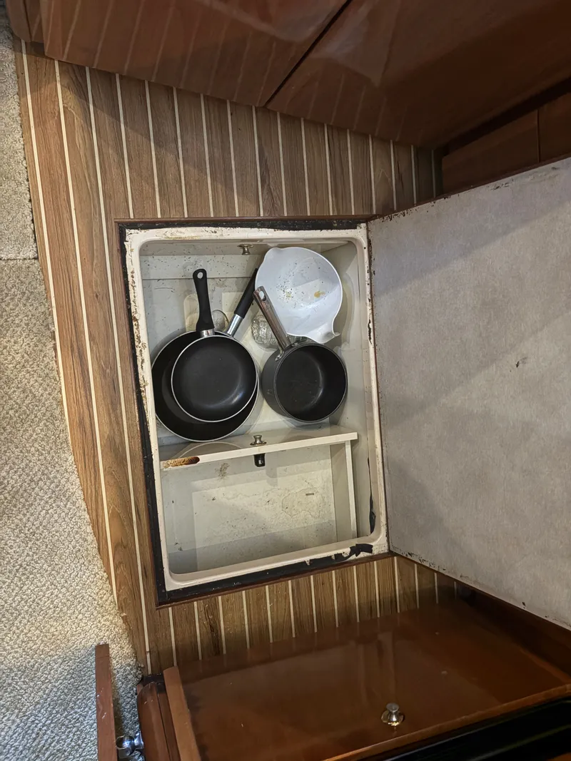 Slide: The Image of Kitchen cabinet with pans on Meridian 459 Motoryacht, 2007. - 38