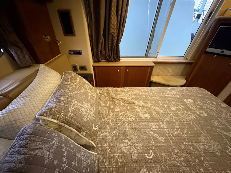Slide: The Image of Interior of a 2007 Meridian 459 Motoryacht with cozy bed. - 47
