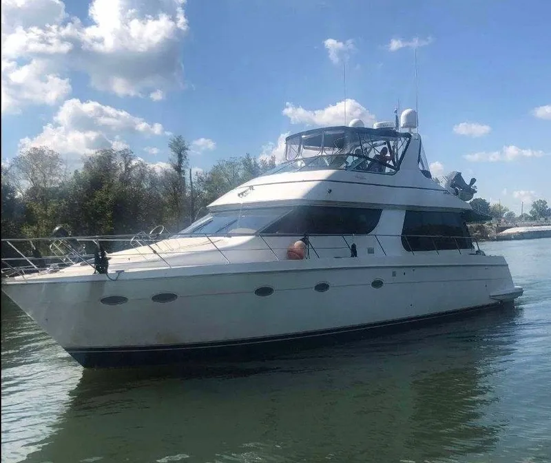 The Image of 2000 Carver 530 Voyager Pilothouse on calm water. - 0