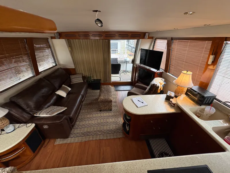Slide: The Image of Interior of 2000 Carver 530 Voyager Pilothouse yacht. - 15