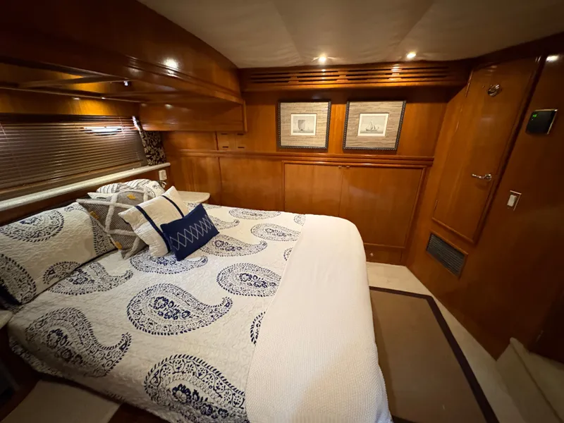 Slide: The Image of Luxurious bedroom in Carver 530 Voyager Pilothouse 2000 yacht. - 25