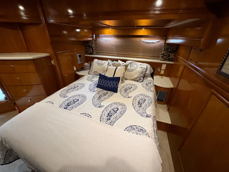 Slide: The Image of Interior of 2000 Carver 530 Voyager Pilothouse with cozy bedroom. - 28