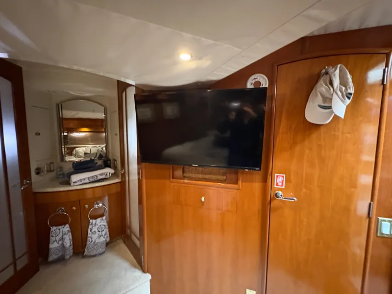 Slide: The Image of Interior of 2000 Carver 530 Voyager Pilothouse yacht. - 32