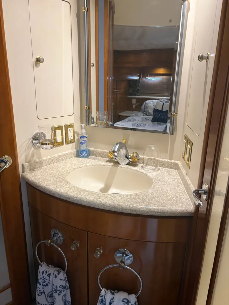 Slide: The Image of Bathroom in 2000 Carver 530 Voyager Pilothouse. - 34