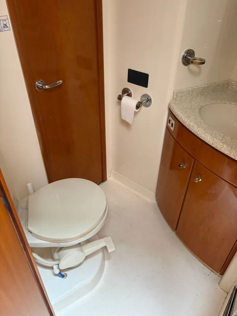 Slide: The Image of Bathroom in Carver 530 Voyager Pilothouse 2000 yacht. - 38