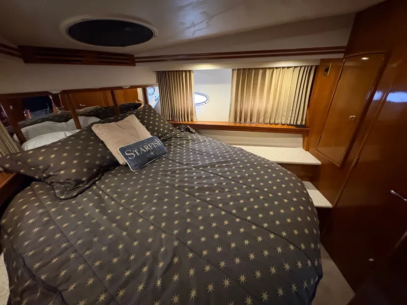 Slide: The Image of Interior of 2000 Carver 530 Voyager Pilothouse with cozy bedroom. - 49