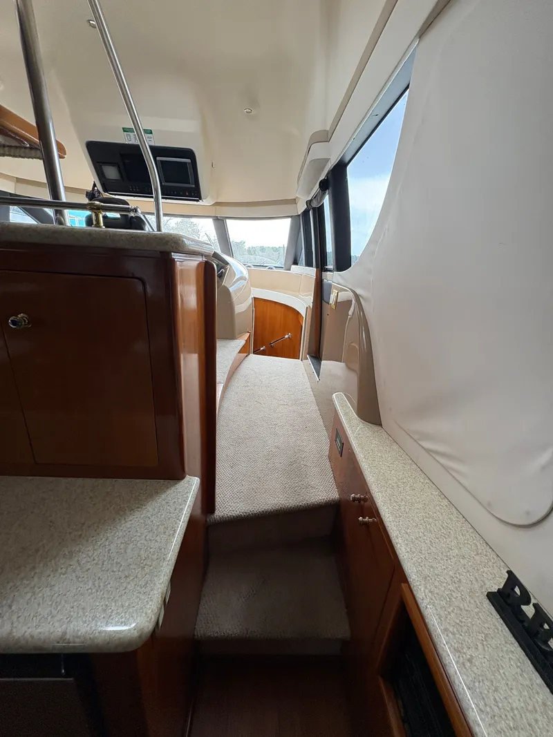 Slide: The Image of Interior of 2000 Carver 530 Voyager Pilothouse, featuring luxurious design. - 6