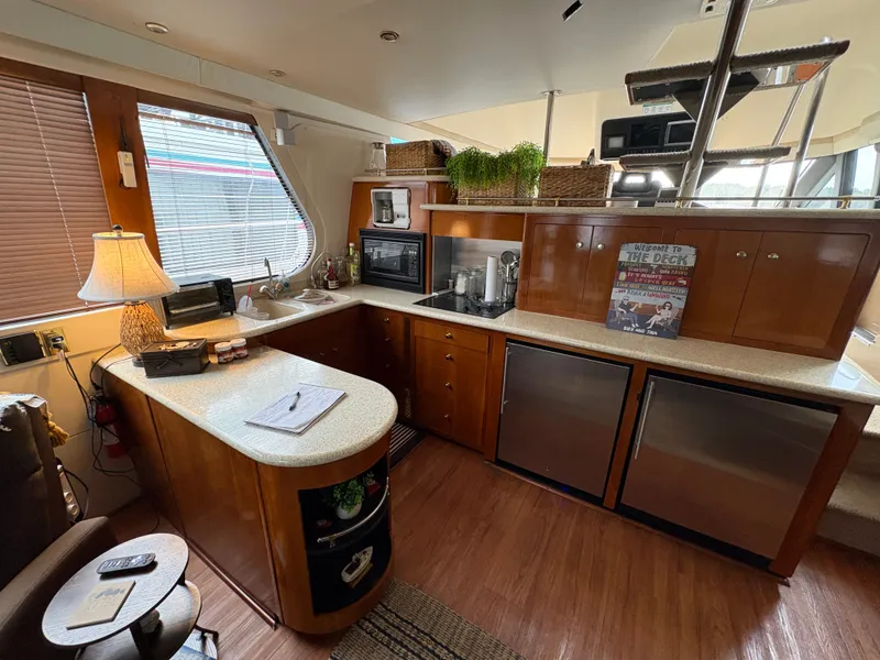 Slide: The Image of Interior of 2000 Carver 530 Voyager Pilothouse yacht. - 8