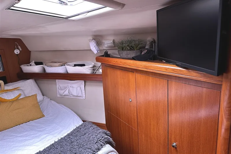Slide: The Image of Interior of a 2002 Hunter 466 yacht with bed and TV. - 21