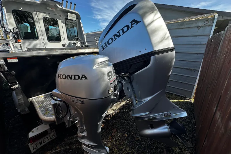 Slide: The Image of 2022 Hewescraft 220 Ocean Pro ET Hardtop with Honda outboard motors. - 14