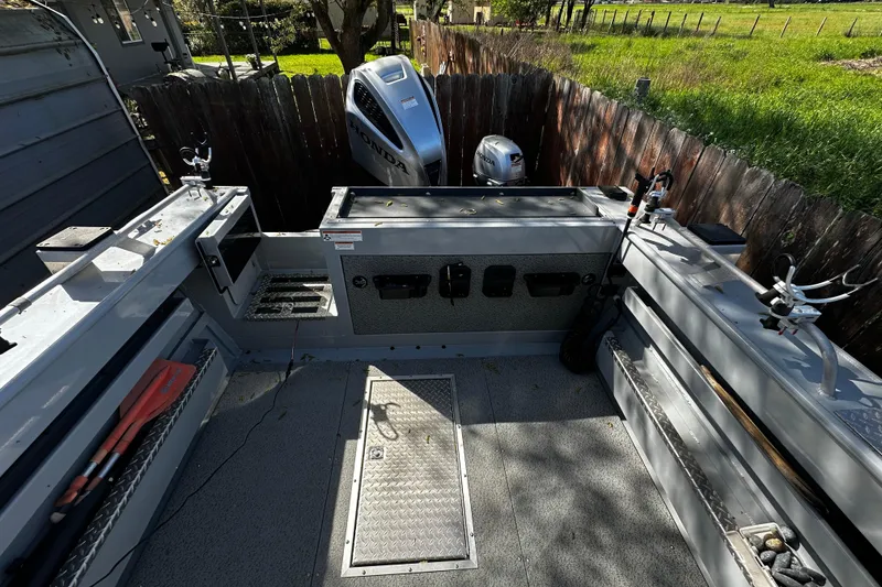 Slide: The Image of 2022 Hewescraft 220 Ocean Pro ET Hardtop boat interior with Honda outboard motors. - 17