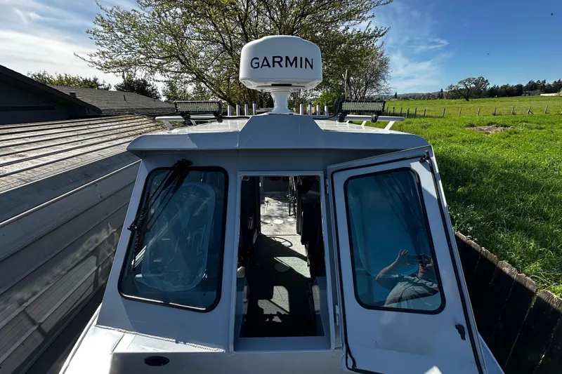 Slide: The Image of 2022 Hewescraft 220 Ocean Pro ET Hardtop with Garmin radar, parked outdoors. - 23