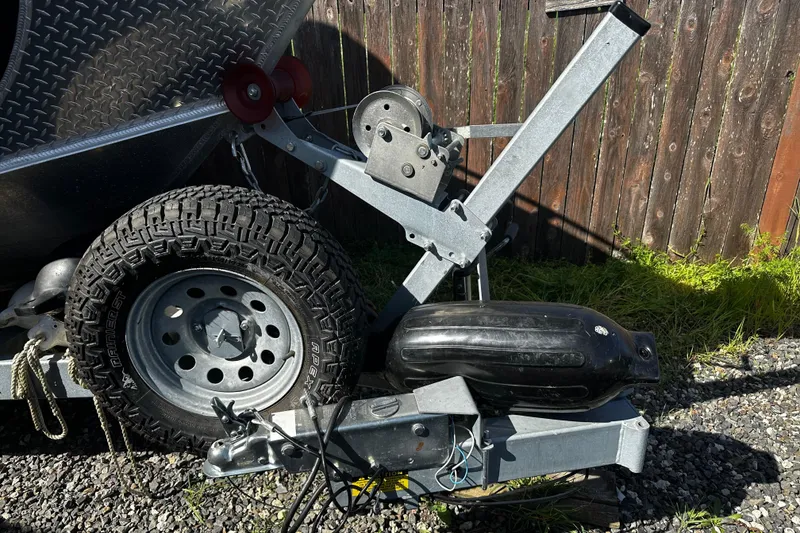 Slide: The Image of Trailer hitch and tire of 2022 Hewescraft 220 Ocean Pro ET Hardtop boat. - 26