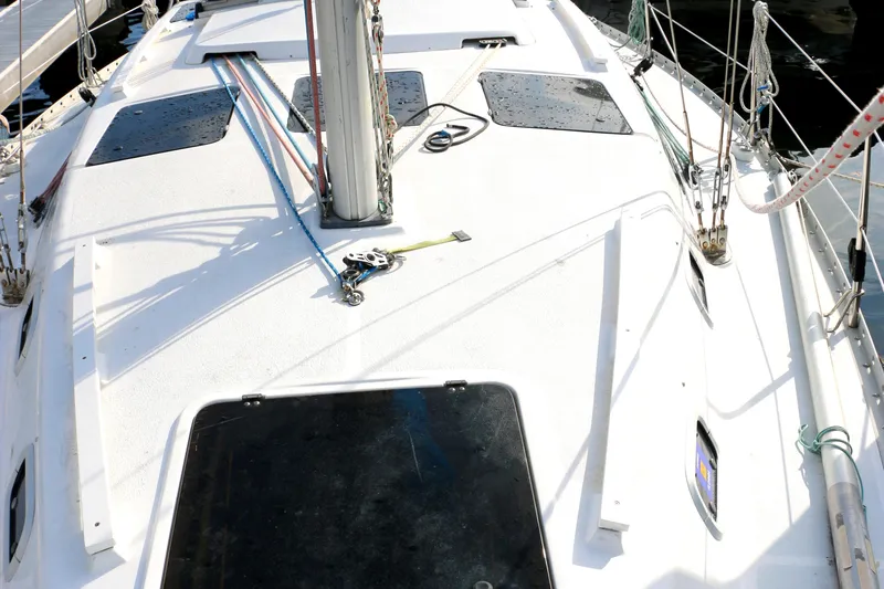 Slide: The Image of Deck of a 1993 Hunter 33.5 sailboat with rigging. - 14