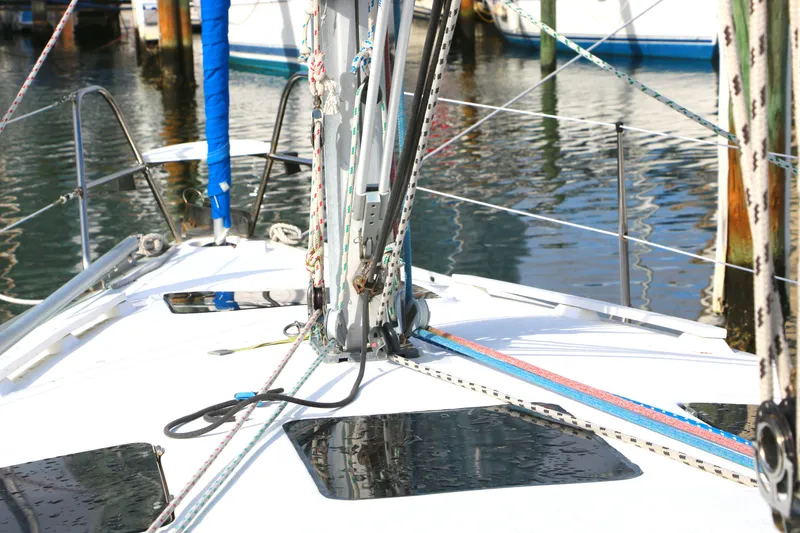 Slide: The Image of Deck of a 1993 Hunter 33.5 sailboat in a marina. - 19