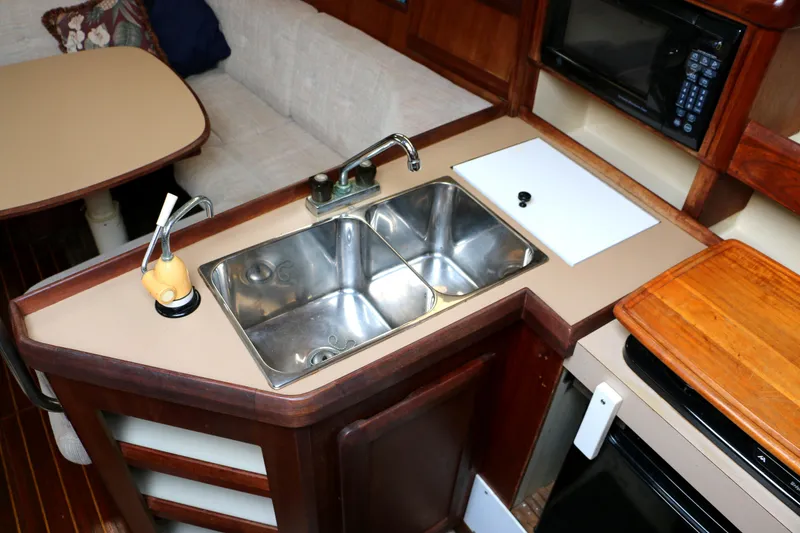 Slide: The Image of 1993 Hunter 33.5 yacht kitchen area with double sink. - 24