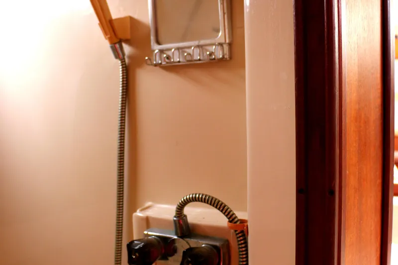 Slide: The Image of Interior of a 1993 Hunter 33.5 yacht with shower. - 38