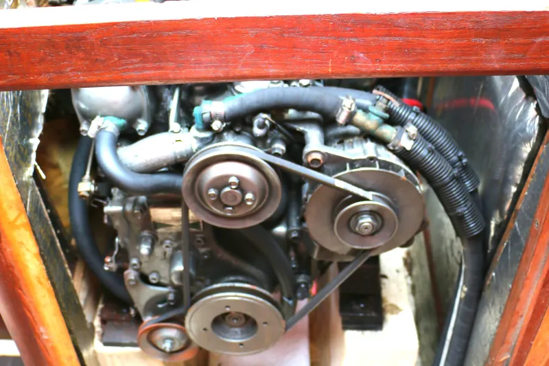 Slide: The Image of 1993 Hunter 33.5 engine with belt drive system. - 49