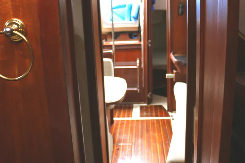 Slide: The Image of Hunter 33.5 1993 - 66