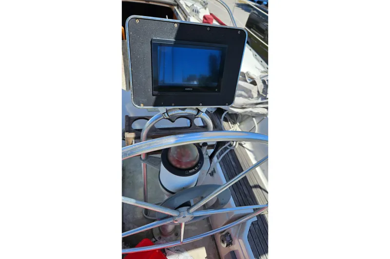 Slide: The Image of Steering wheel and navigation system on 1989 Gib'Sea 37 sailboat. - 14