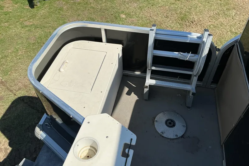 Slide: The Image of 2004 Voyager Pontoons 22 Super Fish & Cruise deck with storage and ladder. - 13
