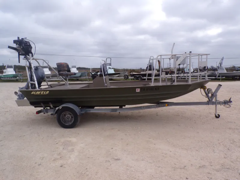 Slide: The Image of 2022 Alweld 1960V boat on trailer, side view. - 9