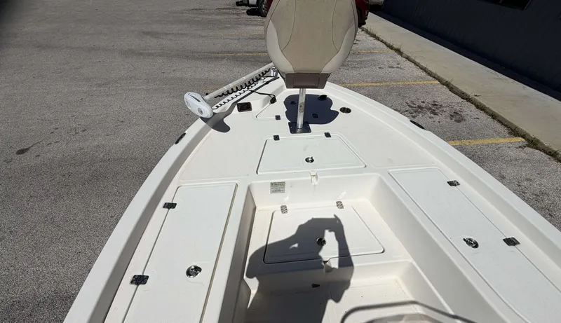 Slide: The Image of 2017 NauticStar 215 XTS boat with seat and storage compartments. - 18