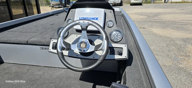 Slide: The Image of Dashboard of a 2014 Ranger RT188 boat with Lowrance system. - 11