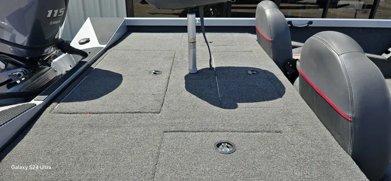 Slide: The Image of 2014 Ranger RT188 boat with Yamaha 115 engine, gray carpeted deck. - 7