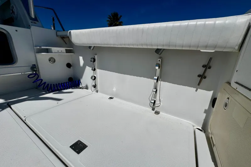 Slide: The Image of 2000 Glacier Bay 2670 Isle Runner boat interior with white seating and storage. - 31