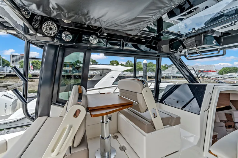 Slide: The Image of Boston Whaler 365 Conquest 2026 - 15