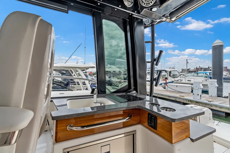 Slide: The Image of Boston Whaler 365 Conquest 2026 - 22