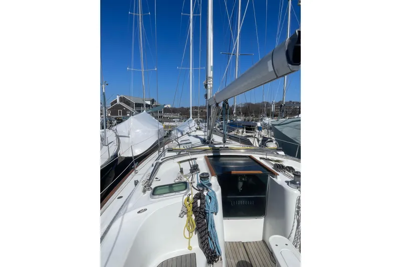 Slide: The Image of 2004 Beneteau 423 sailboat deck view with clear blue sky background. - 6