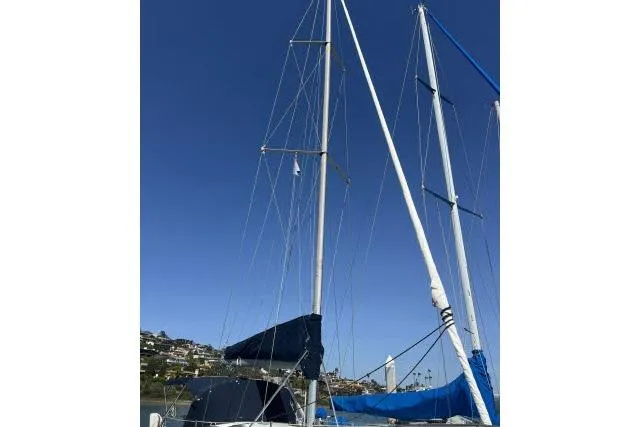 Slide: The Image of Sailboat Hunter 340, 2000 model, with blue sails against a clear sky. - 29