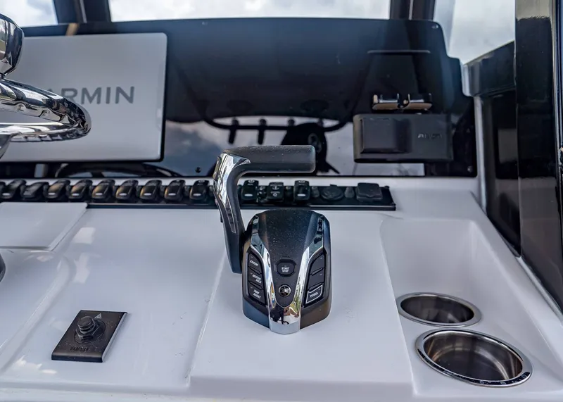 Slide: The Image of Sea Hunt Ultra 245 SE 2026 - 16