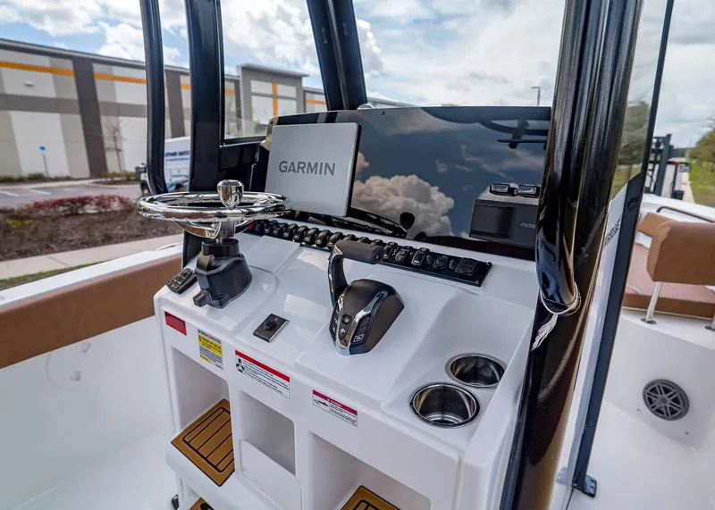 Slide: The Image of Sea Hunt Ultra 245 SE 2026 - 17