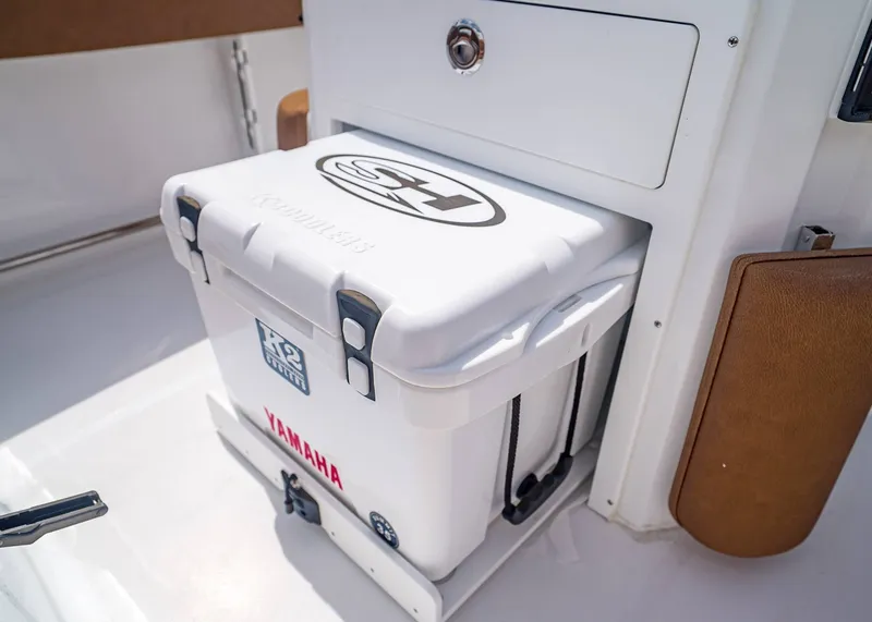 Slide: The Image of Sea Hunt Ultra 245 SE 2026 - 9