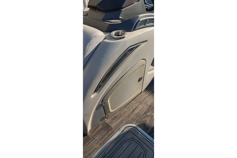 Slide: The Image of 2024 Ranger 2500LS boat interior with sleek design and modern features. - 81