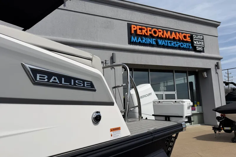 Slide: The Image of Balise HORIZON 24C boat at Performance Marine Watersports dealership, 2025 model. - 15